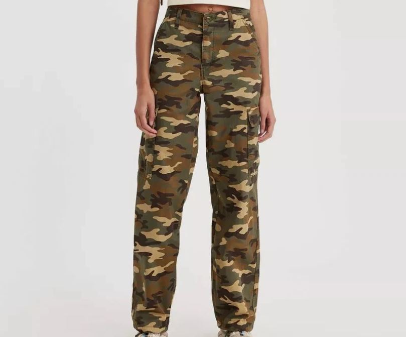 26x30 Levi's Women' Mid-Rise 94's Baggy Cargo Wide Leg Jeans, Grape Leaf Camo
