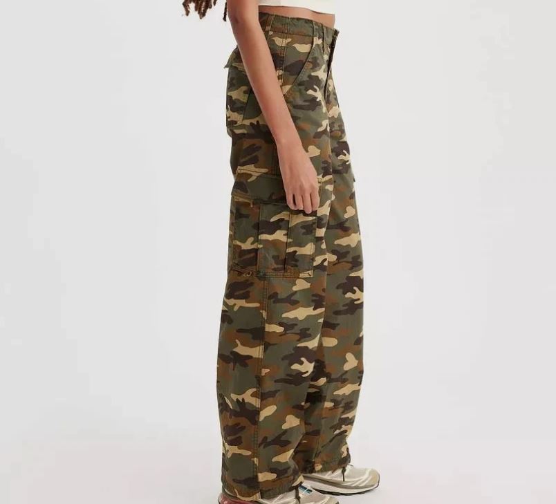 26x30 Levi's Women' Mid-Rise 94's Baggy Cargo Wide Leg Jeans, Grape Leaf Camo